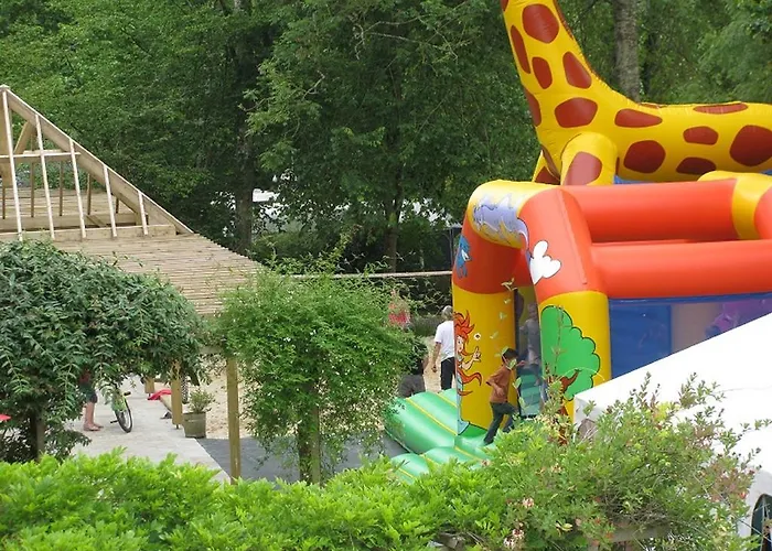 Camping Des Rochers Des Parcs クレシー