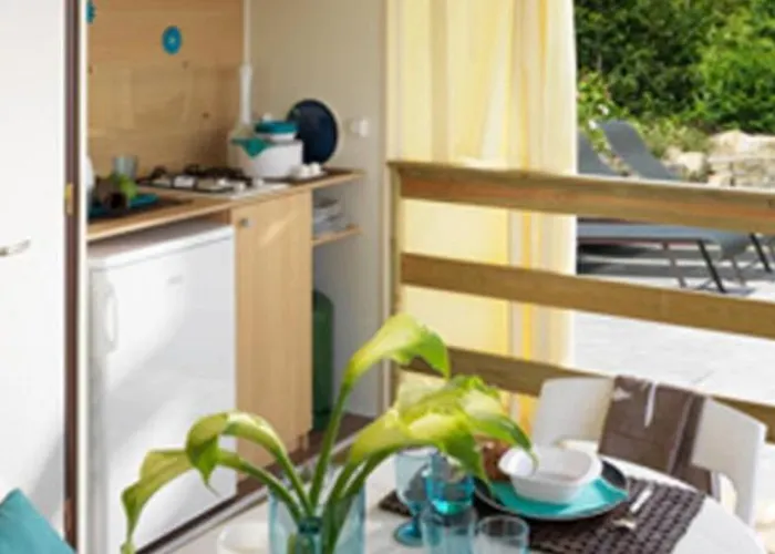 Camping Des Rochers Des Parcs キャンプ場 クレシー