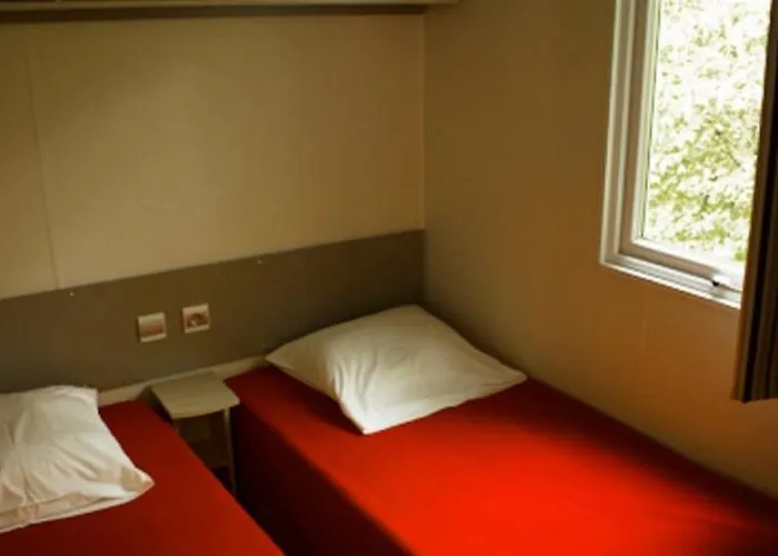 キャンプ場 Camping Des Rochers Des Parcs クレシー