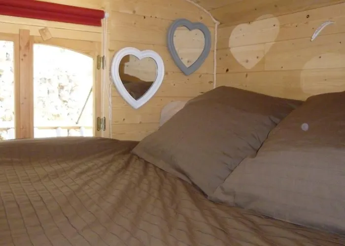 Camping Des Rochers Des Parcs キャンプ場 クレシー